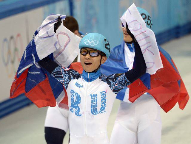 빅토르 안이 러시아 쇼트트랙 대표팀으로 출전한 2014년 소치올림픽 쇼트트랙 5000m 계주에서 금메달을 차지하고 환호하고 있다. 뉴시스