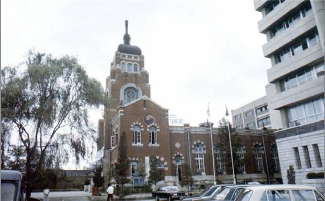 ▲명동성당 모습. 70년대에는 별관 강당을 ‘문화관’이라 불렀다.