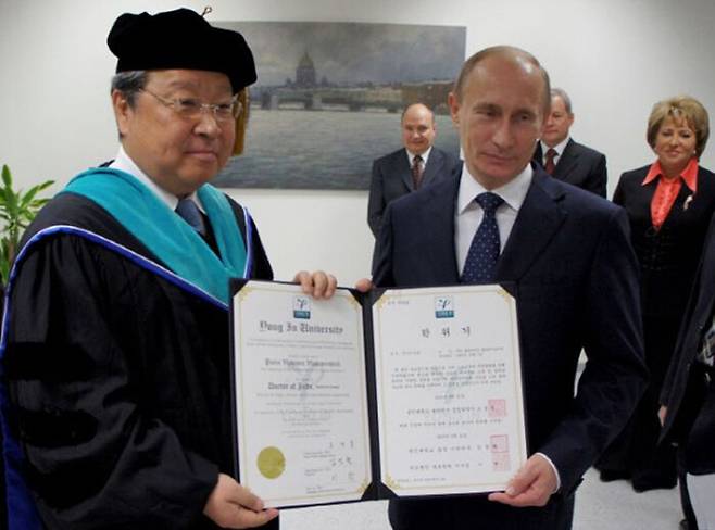 지난 2010년 푸틴 러시아 대통령이 용인대에서 명예박사 학위서를 받고 있다. (사진=용인대 홈페이지 캡처)