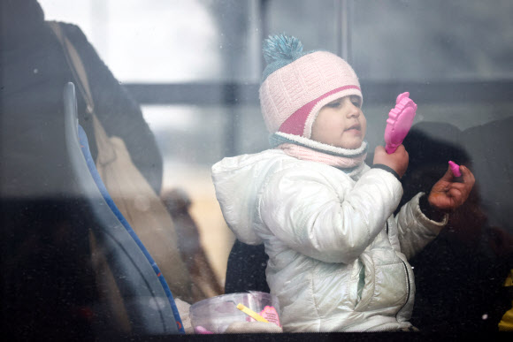 프셰미슬 난민 임시 수용소 - 2022년 2월 28일 폴란드 프셰미슬 임시 캠프에서 러시아의 우크라이나 침공을 피해 탈출한 한 어린이가 차량 안에서 장난감을 가지고 놀고 있다. 로이터 연합뉴스 2022-02-28
