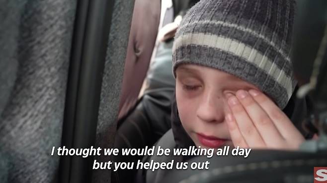 - 한 우크라이나 소년이 아빠와 헤어진 사연을 밝히며 눈물을 흘리고 있다. 2022.02.28 유튜브 채널 ‘The Sun’ 캡처.