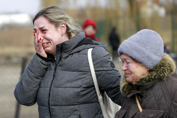 우크라이나인 - 우크라이나 여성이 2022년 2월 27일 일요일 폴란드의 메디카 국경 건널목에 도착한 뒤 눈물을 흘리고 있다. 러시아가 우크라이나에 대한 공세를 시작한 이후, 20만 명 이상의 사람들이 루마니아, 폴란드, 헝가리, 몰도바, 체코와 같은 국경 국가로 피난을 갔다. AP 연합뉴스