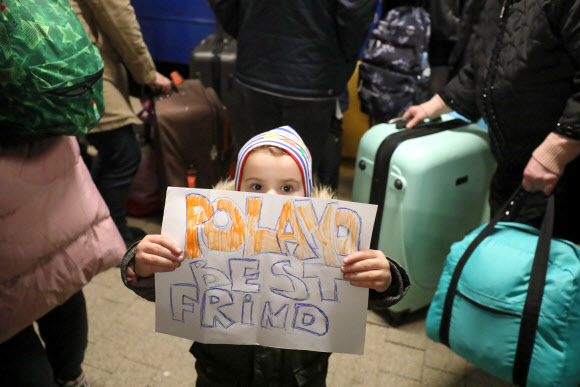 바르샤바 동역 우크라이나 난민 - 2022년 2월 27일 폴란드 바르샤바의 바르샤바 브쇼드니아 기차역에 우크라이나 난민 어린이가 ‘폴란드는 최고의 친구’라는 글을 들고 있다. 폴란드는 러시아-우크라이나 분쟁 나흘째에 이미 20만명이 폴란드로 들어왔기 때문에 앞으로 우크라이나 난민 수천명이 국경을 넘을 것으로 예상하고 있다고 내무장관이 밝혔다. 러시아군은 2월 24일 우크라이나를 침공했다. EPA 연합뉴스