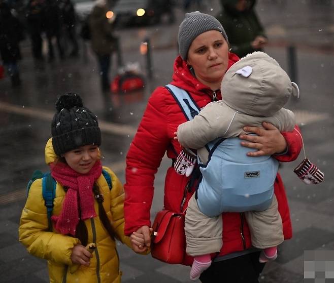 - 리비우의 한 기차역에서 이동하는 가족. AFP 연합뉴스 자료사진