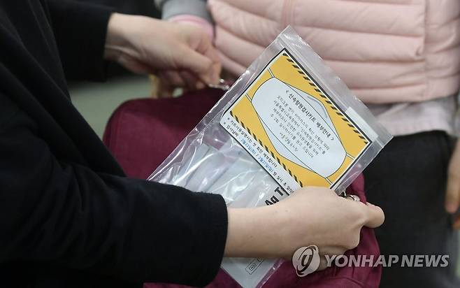 자가진단키트 받는 유치원생 (서울=연합뉴스) 서명곤 기자 = 22일 오전 서울 구로구 서울항동유치원에서 한 교사가 유치원생에게 신속항원검사 키트를 배부하고 있다. 교육부는  '오미크론 대응 새 학기 학교 방역 추가 지원 방안'을 발표하면서 유·초·중·고 학생에게 신속항원검사 키트를 배포하고 자택에서 등교 하루 전부터 선제 검사를 하도록 권고했다.  2022.2.22 [공동취재] seephoto@yna.co.kr