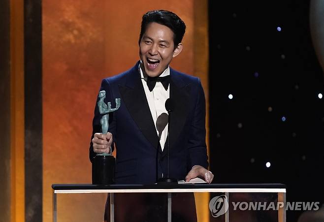 미 배우조합상 남우주연상 트로피 들고 환호하는 이정재 (산타모니카 AFP/게티이미지=연합뉴스) 27일(현지시간) 미국 캘리포니아주 산타모니카에서 열린 제28회 미국 배우조합상(SAG) 시상식에서 대한민국의 이정재가 남우주연상 트로피를 들고 환하게 웃음을 짓고 있다. '신세계', '신과 함께 2부작' 등으로 한국 관객에 익숙한 그는 지난해 넷플릭스에서 송출된 '오징어게임'의 주인공 '성기훈'역으로 세계에 이름을 알렸다. 2022.2.28 alo95@yna.co.kr