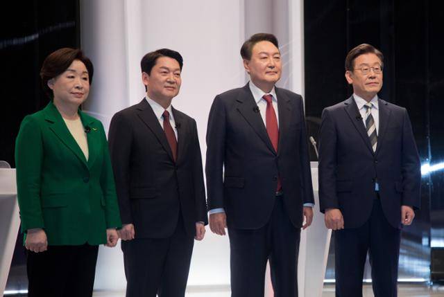 지난달 25일 서울 마포구 SBS 프리즘타워 오디토리움에서 열린 중앙선거관리위원회 주관 두 번째 TV 토론회에 앞서 심상정(왼쪽부터) 정의당, 안철수 국민의당, 윤석열 국민의힘, 이재명 더불어민주당 대선후보가 기념촬영을 하고 있다. 뉴시스