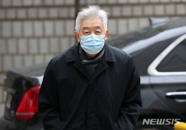 [서울=뉴시스]이영환 기자 = 최지성 전 삼성미래전략실 실장(부회장)이 지난해 1월18일 오후 서울 서초구 서울고법에서 열린 국정농단 파기환송심 선고 공판에 출석하고 있다. 2021.01.18. 20hwan@newsis.com