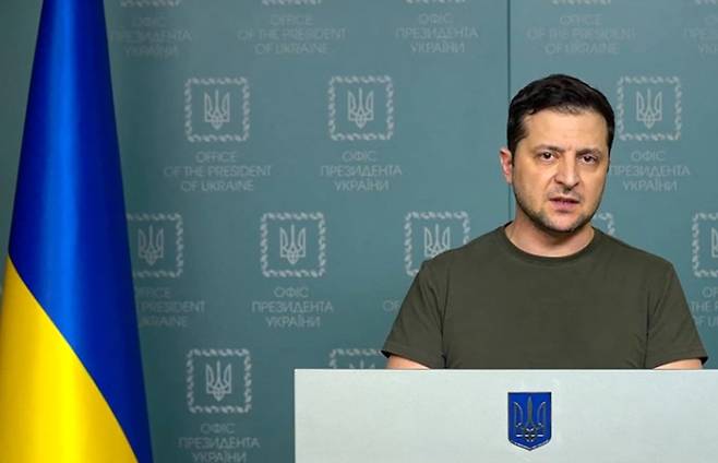 볼로디미르 젤렌스키 우크라이나 대통령이 27일(현지시간) 수도 키예프에서 동영상을 통해 연설하는 모습. 연합뉴스