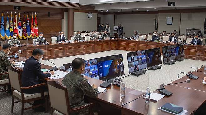 어제 열린 전군주요지휘관회의. 장관과 주요 장성, 방사청장, ADD 소장 등이 이 회의에서 L-SAM 영상을 시청했다.
