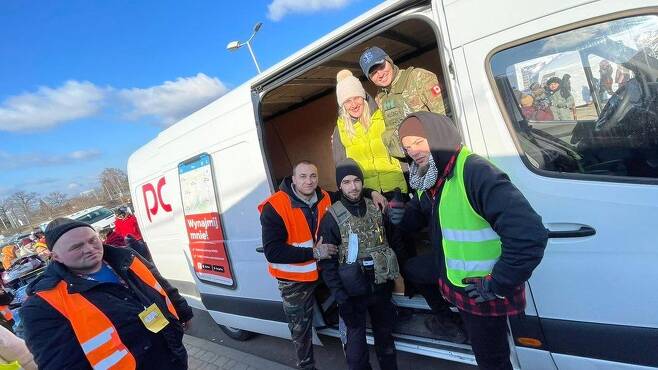 우크라이나와 폴란드 국경의 자원봉사자들의 모습