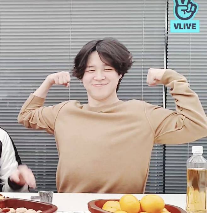 방탄소년단 지민 생애 첫 퍼머 日'아따맘마' 작가도 반했다♥..만화 강국 사로잡은 '예술계 뮤즈'