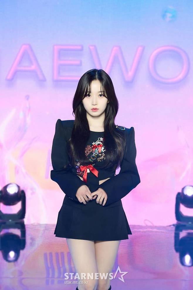 신인 걸그룹 엔믹스(NMIXX) 해원이 1일 오후 온라인 생중계로 진행된 데뷔 싱글 앨범 '애드 마레'(AD MARE) 발매 기념 쇼케이스에 앞서 포즈를 취하고 있다.  '바다를 향해'라는 뜻을 품은 데뷔 싱글 '애드 마레'는 타이틀곡 '오오'(O.O)를 비롯한 '占'(TANK)와 두 곡의 연주곡 등 총 네 곡이 수록됐다. /사진제공=JYP엔터테인먼트 2022.03.01 /사진=이동훈 기자 photoguy@