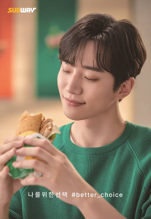 준호와 함께 한 써브웨이 ‘로티세리 바비큐 치킨 컬렉션’ 포스터. (써브웨이 제공) © 뉴스1
