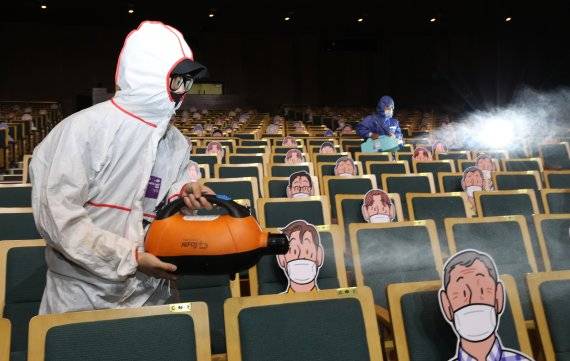 경기 수원시 팔달구 경기아트센터 대극장에서 관계자들이 신종 코로나바이러스 감염증(코로나19) 예방을 위해 방역작업을 하고 있다. /사진=뉴스1