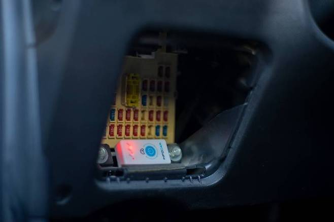 차량의 OBD 단자에 인포카 IO180-OH를 장착한 예시. 출처=IT동아