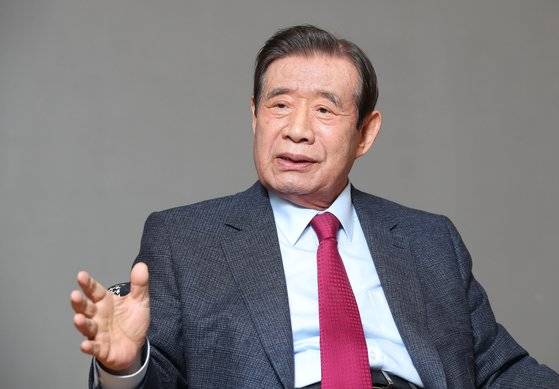 한광옥 전 위원장은 1일 중앙일보와의 인터뷰에서 "대통령은 통찰, 대안을 가져야 하고 이것을 실행할 수 있는 결단력과 기지가 있어야 한다. 흔히 말하는 '행동하는 양심'이다. 이를 관철하기 위해선 독자적인 힘 만으로는 안 된다. 국민의 힘을 모아야 가능하기 때문에 통합하는 포용력이 꼭 필요하다. 이런 게 있는 분이 대통령이 되는 것이 옳다고 본다"고 말했다. 우상조 기자