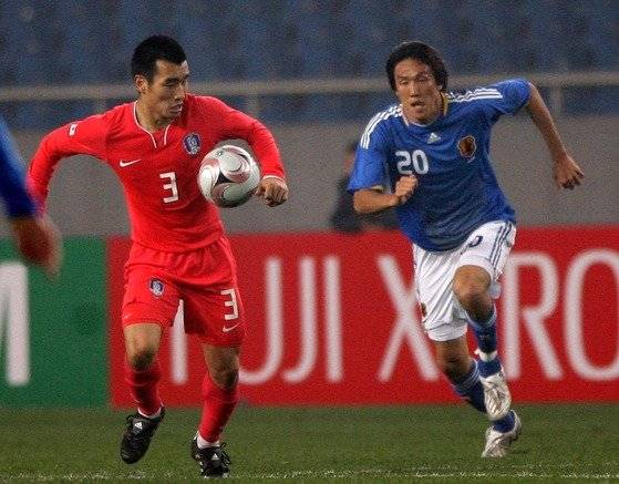 국가대표 시절 한일전에서 볼을 다투는 조원희(왼쪽). [중앙포토]