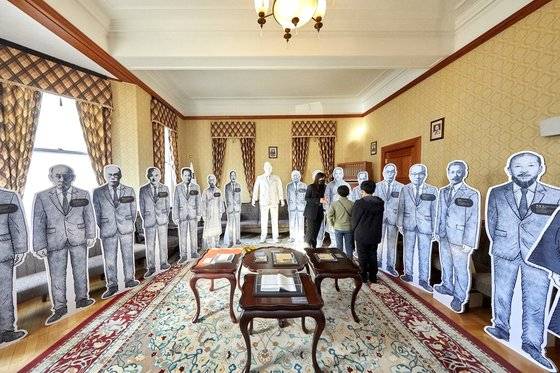 1층 응접실에 재현한 대한민국 임시정부의 국내 국무위원회 개최 모습. 김구의 입상을 중심으로 여러 독립운동가들의 생전 모습을 만날 수 있다.