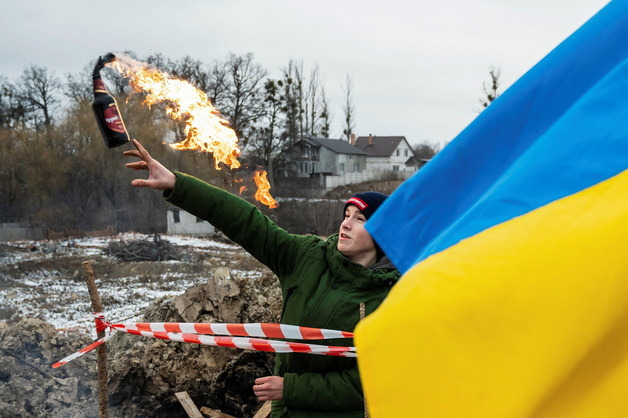 (로이터=뉴스1) 이성철 기자 = 러시아의 우크라이나 침공이 계속되고 있는 가운데 1일 우크라이나 지토미르에서 도시 방어를 위해 우크라 시민이 화염병 던지기 연습을 하고 있다.  (C) 로이터=뉴스1
