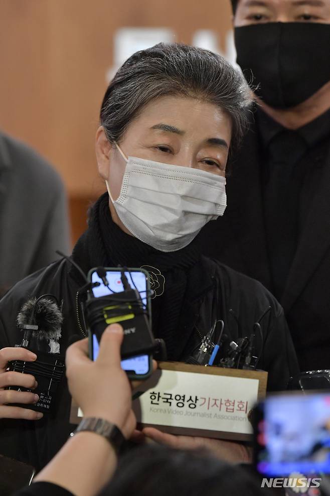 [서울=뉴시스] 김선웅 기자 = 박근령 전 육영재단 이사장이 24일 서울 서대문구 세브란스병원 장례식장에 마련된 전직 대통령 故 전두환 씨의 빈소에서 조문을 마친 후 입장을 말하고 있다. (공동취재사진) 2021.11.24. photo@newsis.com