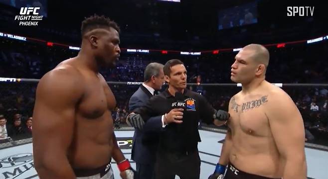 2019년 2월 프란시스 은가누와 케인 벨라스케즈(오른쪽)의 UFC 헤비급 경기 모습. SPOTV 제공