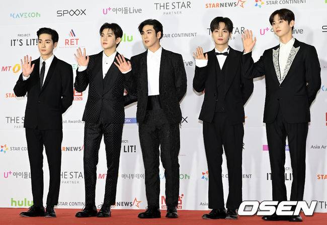[OSEN=조은정 기자] 2일 오후 서울 강서구 KBS 아레나홀에서 2021 아시아 아트스트 어워즈(2021 Asia Artist Awards, 2021 AAA) 레드카펫 행사가 열렸다. 그룹 뉴이스트가 레드카펫을 밞으며 포즈를 취하고 있다.  2021.12.02 /cej@osen.co.kr