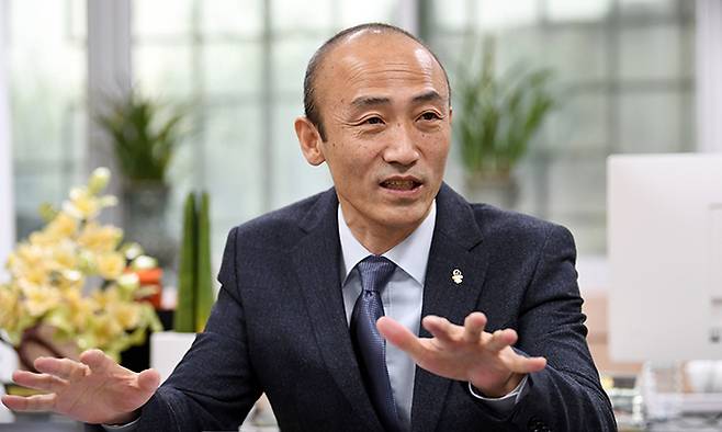 정진완 대한장애인체육회장이 28일 대한장애인체육회에서 세계일보와 인터뷰를 갖고 2022 베이징 패럴림픽에 임하는 각오와 장애인스포츠의 현안 등을 설명하고 있다. 정 회장은 “올림픽 기간과 마찬가지로 패럴림픽 기간에도 전쟁을 안 하는 것으로 협약이 돼있다. 세계인의 스포츠 축제가 돼야 할 패럴림픽이 전쟁으로 묻히게 돼 안타까운 마음이 크다”고 밝혔다. 허정호 선임기자