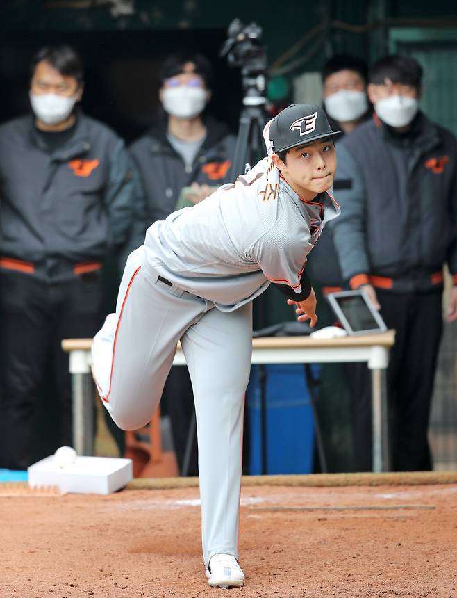 투구하는 문동주. 한화 제공