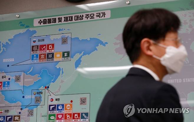 국제사회 수출통제 및 제재 대상 주요 국가 알림판 [연합뉴스 자료사진]