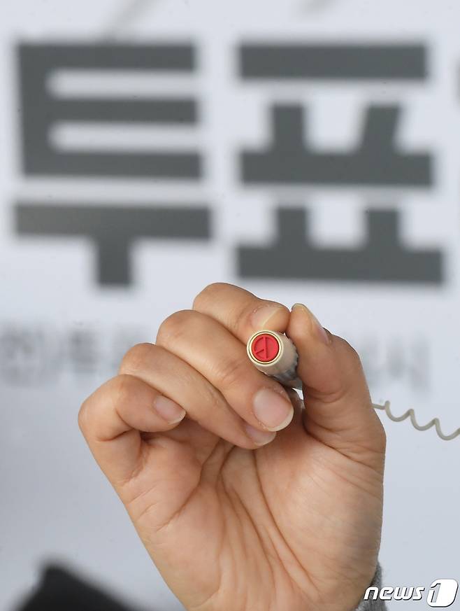 제20대 대통령 선거 사전투표를 하루 앞둔 3일 서울역에 마련된 남영동사전투표소에서 서울시 선거관리위원회 관계자가 기표도장을 들어보이고 있다. 2022.3.3/뉴스1 © News1 안은나 기자