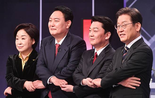 (서울=뉴스1) 이동해 기자 = 제20대 대통령 선거를 일주일 앞둔 2일 오후 서울 여의도 KBS에서 중앙선거방송토론위원회 주관으로 열린 제20대 대선 후보자 토론회에서 각 당 후보들이 토론회 시작에 앞서 기념촬영을 하고 있다. 왼쪽부터 심상정 정의당 후보, 윤석열 국민의힘 후보, 안철수 국민의당 후보, 이재명 더불어민주당 후보. 2022.3.2/뉴스1