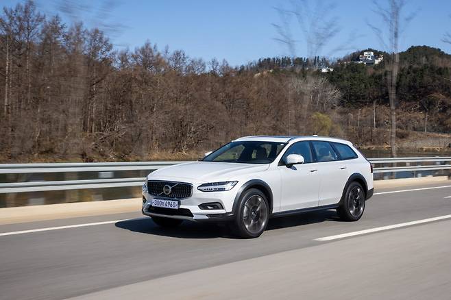 볼보 V90 크로스컨트리.
