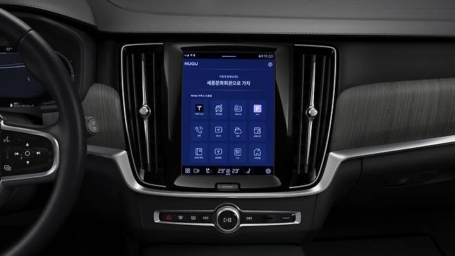 볼보 V90 크로스컨트리 티맵 인포테인먼트 시스템 화면.