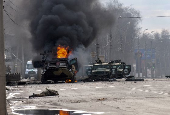 우크라이나가 러시아의 침공을 당한 지 나흘째인 지난달 27일(현지시간) 시가전이 벌어진 제2의 도시 하리코프의 거리에서 러시아군 병력수송용 장갑차 한 대가 불길에 휩싸여 있다. AFP=연합뉴스