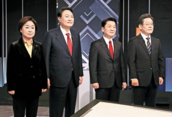 제20대 대통령선거 후보자 토론회가 2일 오후 서울 여의도 KBS에서 열렸다. 이날 토론회는 ‘사회 분야’를 주제로 진행됐다. 토론회를 앞두고 후보들이 기념촬영을 하고 있다. 왼쪽부터 심상정 정의당, 윤석열 국민의힘, 안철수 국민의당, 이재명 더불어민주당 대선후보. [국회사진기자단]