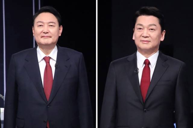 방송토론 참석한 윤석열 대선후보(왼쪽 사진)와 안철수 대선후보. 국회사진기자단, 연합뉴스