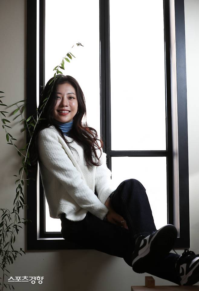 KBS2 드라마 ‘꽃 피면 달 생각하고’에서 수련의녀 천금 역을 맡은 배우 서예화가 서울 논현동의 한 카페에서 ‘스포츠경향’과 인터뷰에 앞서 포즈를 취하고 있다. 사진 정지윤 선임기자