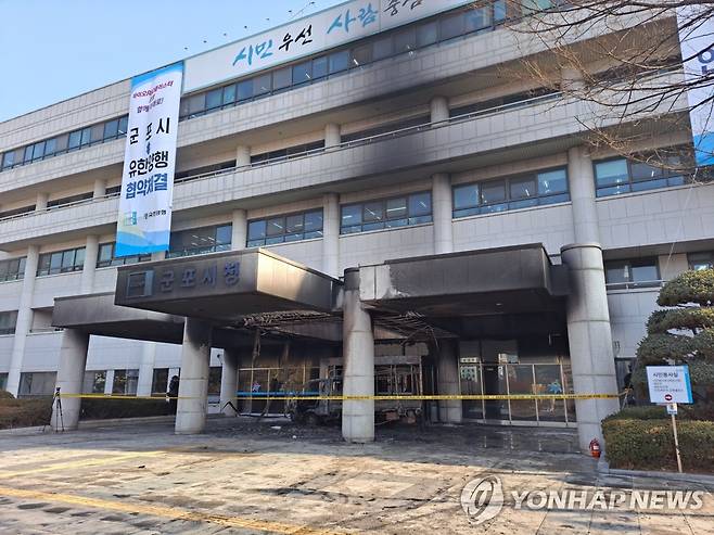 민원인의 방화로 불에 탄 군포시청 현관 캐노피 (군포=연합뉴스) 경기 군포경찰서는 군포시청 현관에 불을 질러 시설물을 훼손한 혐의(공용건조물방화)로 70대 남성 A씨를 붙잡아 조사 중이라고 3일 밝혔다.
    A씨는 이날 오전 0시 4분께 군포시청 현관에 불을 질러 현관 천장과 캐노피(지붕) 등을 그을리게 하는 등 훼손한 혐의를 받고 있다. 사진은 불에 탄 캐노피의 모습. 2022.3.3 [독자 제공. 재판매 및 DB 금지] hedgehog@yna.co.kr