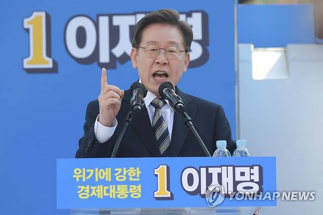 종로에서 지지호소하는 이재명 대선후보 (서울=연합뉴스) 더불어민주당 이재명 대선후보가 3일 오전 서울시 종로구 보신각터에서 열린 '우리 모두를 위해, 성평등 사회로' 여성 유세에서 지지를 호소하고 있다. 2022.3.3 [국회사진기자단] srbaek@yna.co.kr