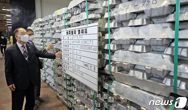 홍남기 경제부총리 겸 기획재정부 장관이 24일 대전시에 위치한 조달청 비축시설에서 공급망 안정화와 관련해 비축물품 상황을 점검하고 있다. 2021.11.24/뉴스1 © News1 장수영 기자