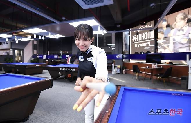 당구선수 스롱 피아비가 2일 충북 청주시에 위치한 피아비큐 당구장에서 스포츠한국과 만나 인터뷰를 하고 있다. 사진=이혜영 기자 lhy@hankooki.com