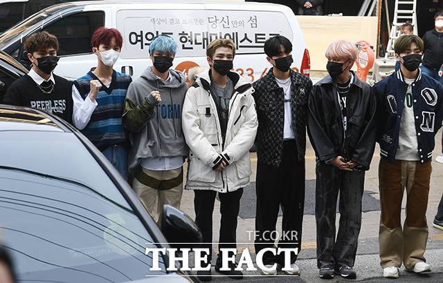 제20대 대통령선거 사전투표 첫날인 4일 오후 그룹 킹덤이 서울 강남구 청담동 주민센터에 마련된 사전투표소를 찾아 포즈를 취하고 있다. /이동률 기자