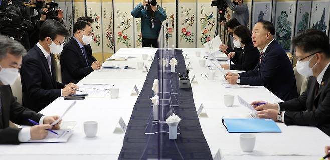 홍남기 경제부총리 겸 기획재정부 장관(오른쪽 두 번)이 4일 정부서울청사에서 열린 '물가관계장관회의'를 주재하고 있다. /연합뉴스