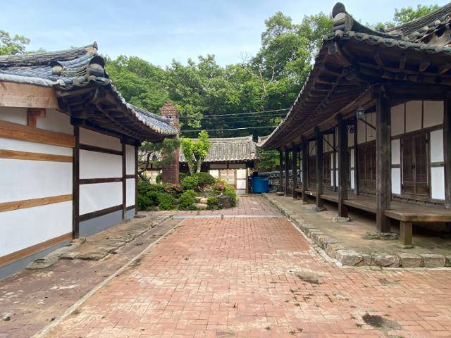 중정에 시멘트 보도블록이 깔려 있던 이전의 유선관. 건축가는 이를 들어내고 마당 배수 공사를 다시 한 뒤 마사토를 깔았다. 굴뚝 주변의 조경도 덜어냈다. 착착건축사사무소 제공