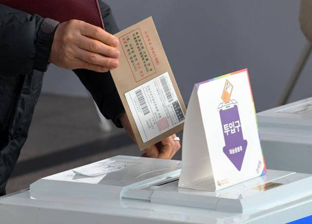 제20대 대통령선거 사전투표 첫날인 4일 오전 서울 중구 서울역에 마련된 남영동 사전투표소에서 유권자들이 투표를 하고 있다. 배우한 기자 220304