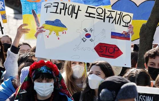 국내 체류 중인 우크라이나인들이 지난달 27일 서울 중구 러시아대사관 앞에서 러시아의 우크라이나 침공을 규탄하며 러시아에 대한 경제적 제재 등 우리나라의 적극적인 대응과 함께 국민적 관심을 호소하고 있다. [뉴스1]