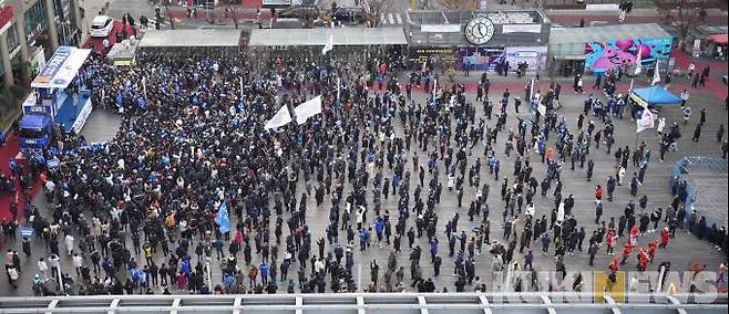 이재명 더불어민주당 대선후보가 지난 22일 경기도 부천시 부천역 마루광장에서 열린 '경기도를 넘어 전세계가 부러워하는 대한민국 만들겠습니다!' 유세에서 지지를 호소하고 있다.
