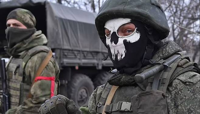 우크라이나 동부 돈바스 분리주의세력 점령지에서 러시아군이 군사작전을 하고 있다. [데일리메일]