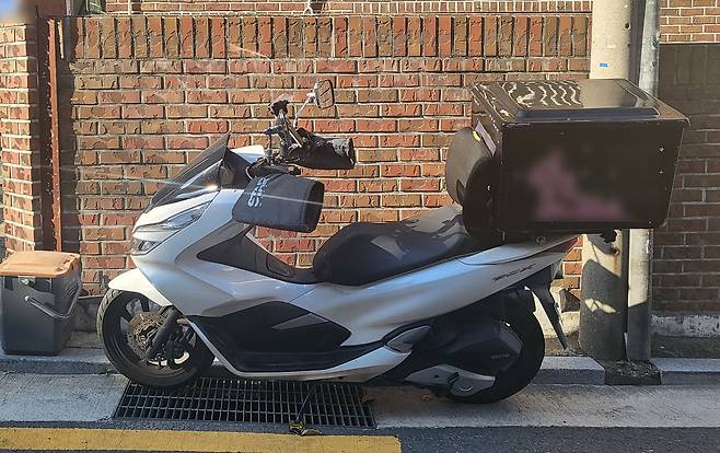 주택가에 배달오토바이가 주차돼 있다. 박지영 기자